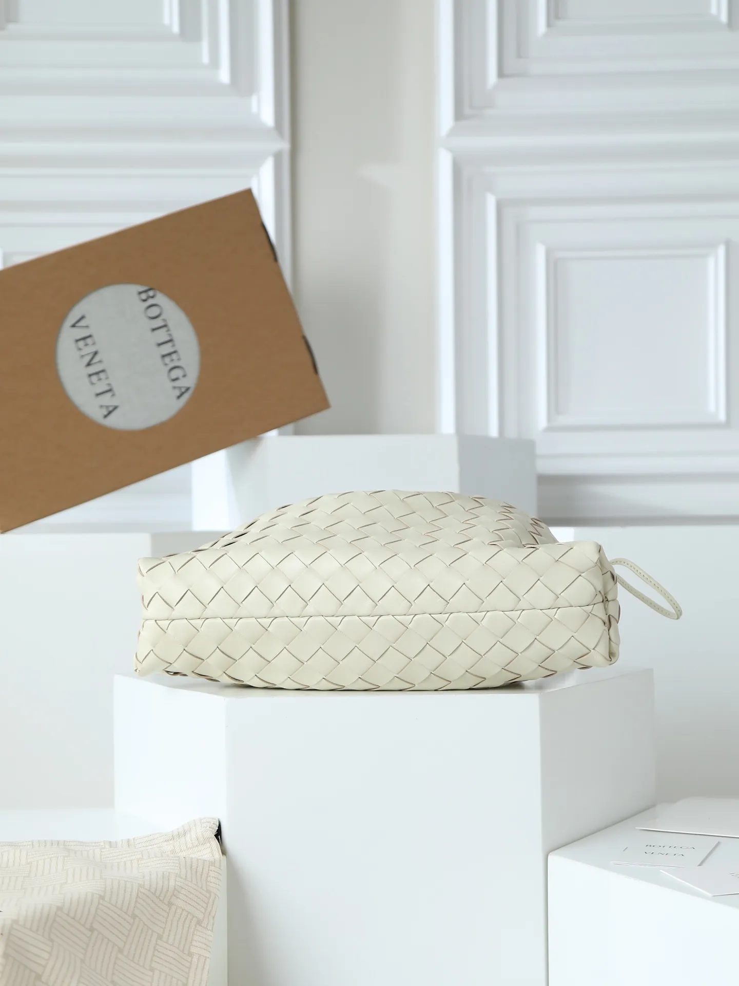p1600. BOTTEGA VENETA 2025 new women's Dustbag Notte clutch. Dustbag, which has been very popular since its launch, has a chain clause! ! The hand-carrying method is reminiscent of the classic bag type Pouch , light and elegant, the retained drawstring design can be used as a bag, and the chain is longer, which is very suitable for sisters who like to carry their hands cross-body with their hands free. No matter which way you carry it, you can change the way you carry it according to the occasion and your mood of the day, which can make the overall outfit more fashionable🪄🪄The body of the bag has also been widened. It is the rainy season and the weather is hot, so it can easily accommodate small umbrellas and water bottles. The interior is made of nylon, which is light and comfortable to carry, and is very suitable for summer use. Style number: 839394 Size: 33*19*8cm
